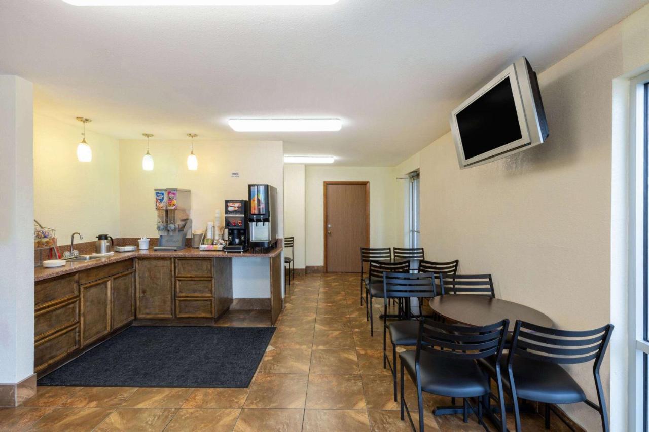 Super 8 By Wyndham Seguin Hotel Luaran gambar