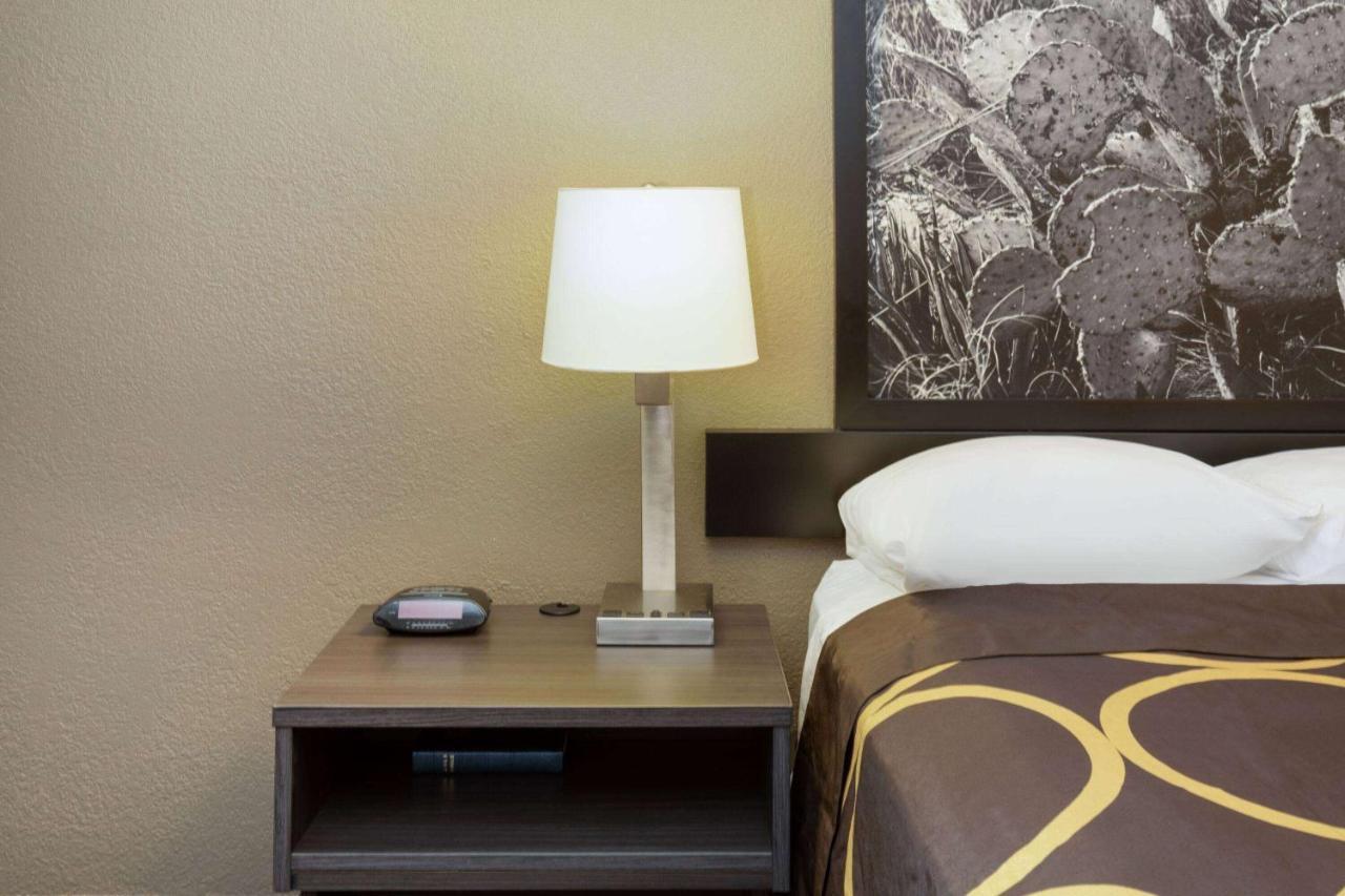 Super 8 By Wyndham Seguin Hotel Luaran gambar