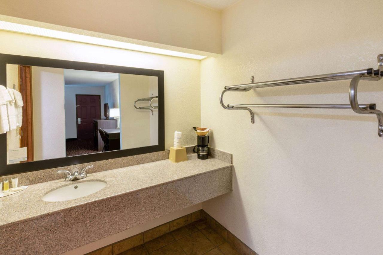 Super 8 By Wyndham Seguin Hotel Luaran gambar
